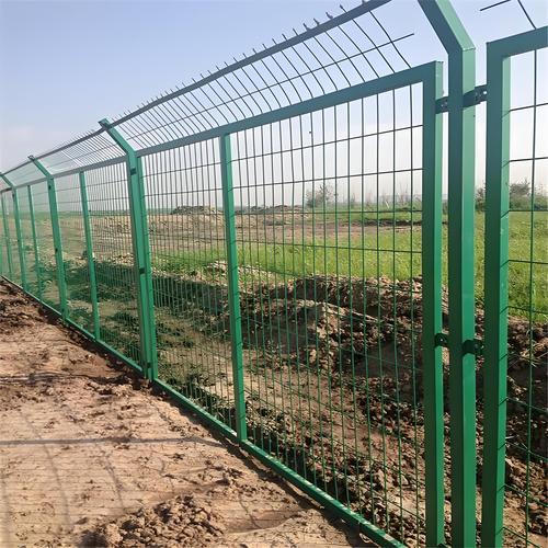 双边丝护栏网厂家高速公路隔离围栏 果园圈地养殖折弯护栏网